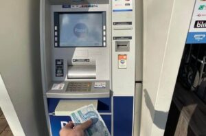 bankomat odmawia wypłaty środków