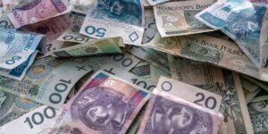 gdzie odkładać pieniądze co miesiąc